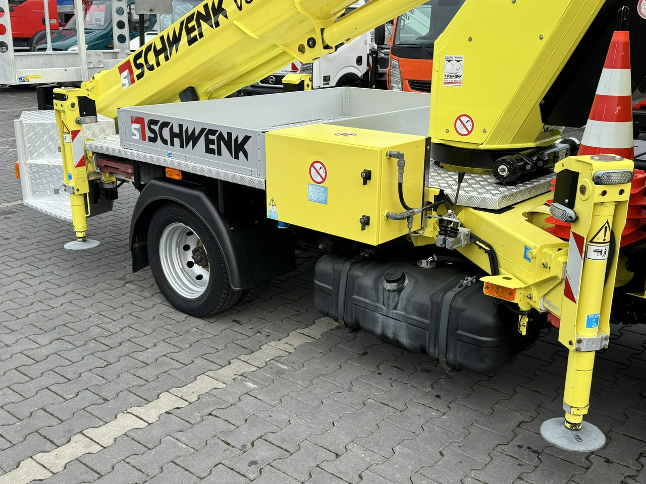 Nissan Cabstar - LKW mit Arbeitsbühne: das Bild 5 Nissan Cabstar - LKW mit Arbeitsbühne: das Bild 5