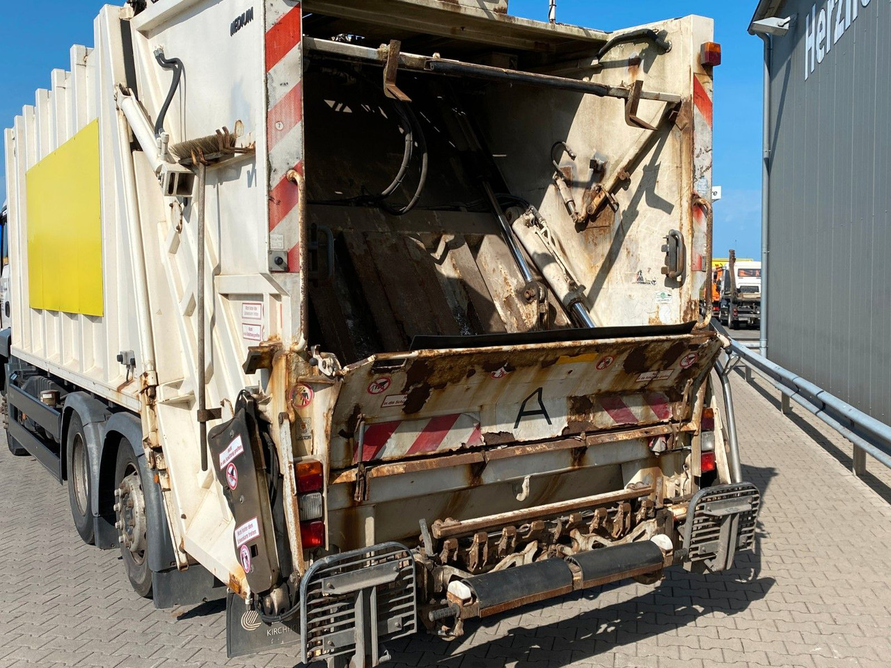 MAN TGS 26.320 6x2-4 | Zöller Medium X2EC24*3x Sitze - Müllwagen: das Bild 3 MAN TGS 26.320 6x2-4 | Zöller Medium X2EC24*3x Sitze - Müllwagen: das Bild 3