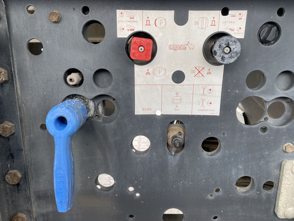 Kipper Auflieger Schmitz SGF-S3 Stahl-Halbschalenmulde: das Bild 11