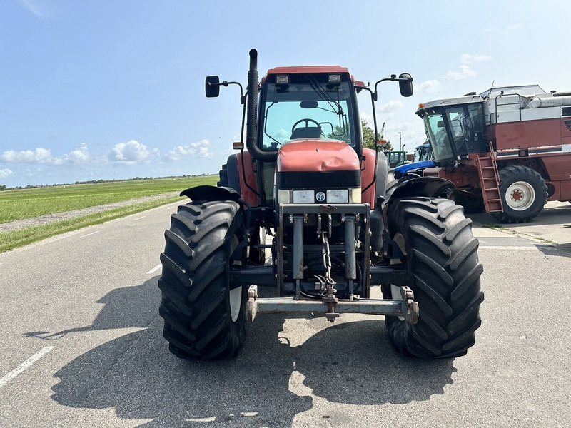 New Holland M135 - Traktor: das Bild 2 New Holland M135 - Traktor: das Bild 2