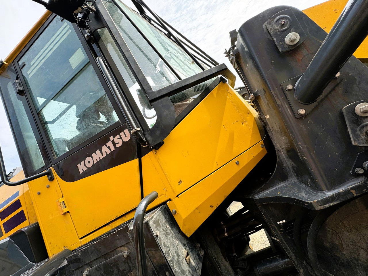 Radlader Komatsu WA320-8: das Bild 7