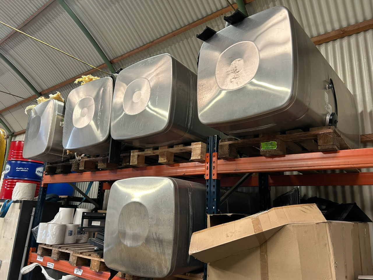 MAN 4 x Man 710 ltr tank orgineel / incl steunen / parts nr 81.12201-6949 160x70 - Kraftstofftank: das Bild 1 MAN 4 x Man 710 ltr tank orgineel / incl steunen / parts nr 81.12201-6949 160x70 - Kraftstofftank: das Bild 1