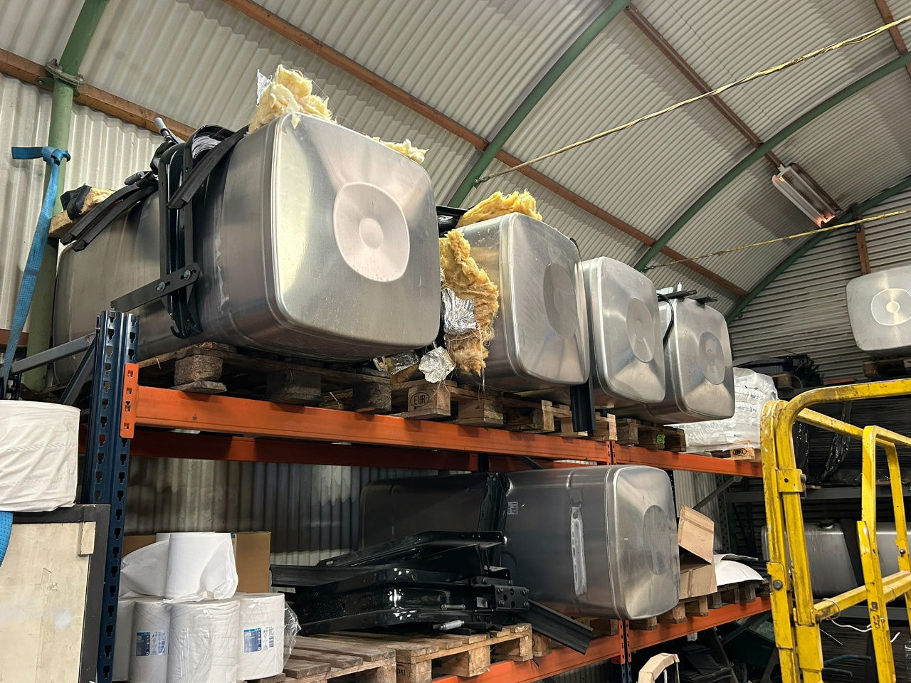 MAN 4 x Man 710 ltr tank orgineel / incl steunen / parts nr 81.12201-6949 160x70 - Kraftstofftank: das Bild 2 MAN 4 x Man 710 ltr tank orgineel / incl steunen / parts nr 81.12201-6949 160x70 - Kraftstofftank: das Bild 2