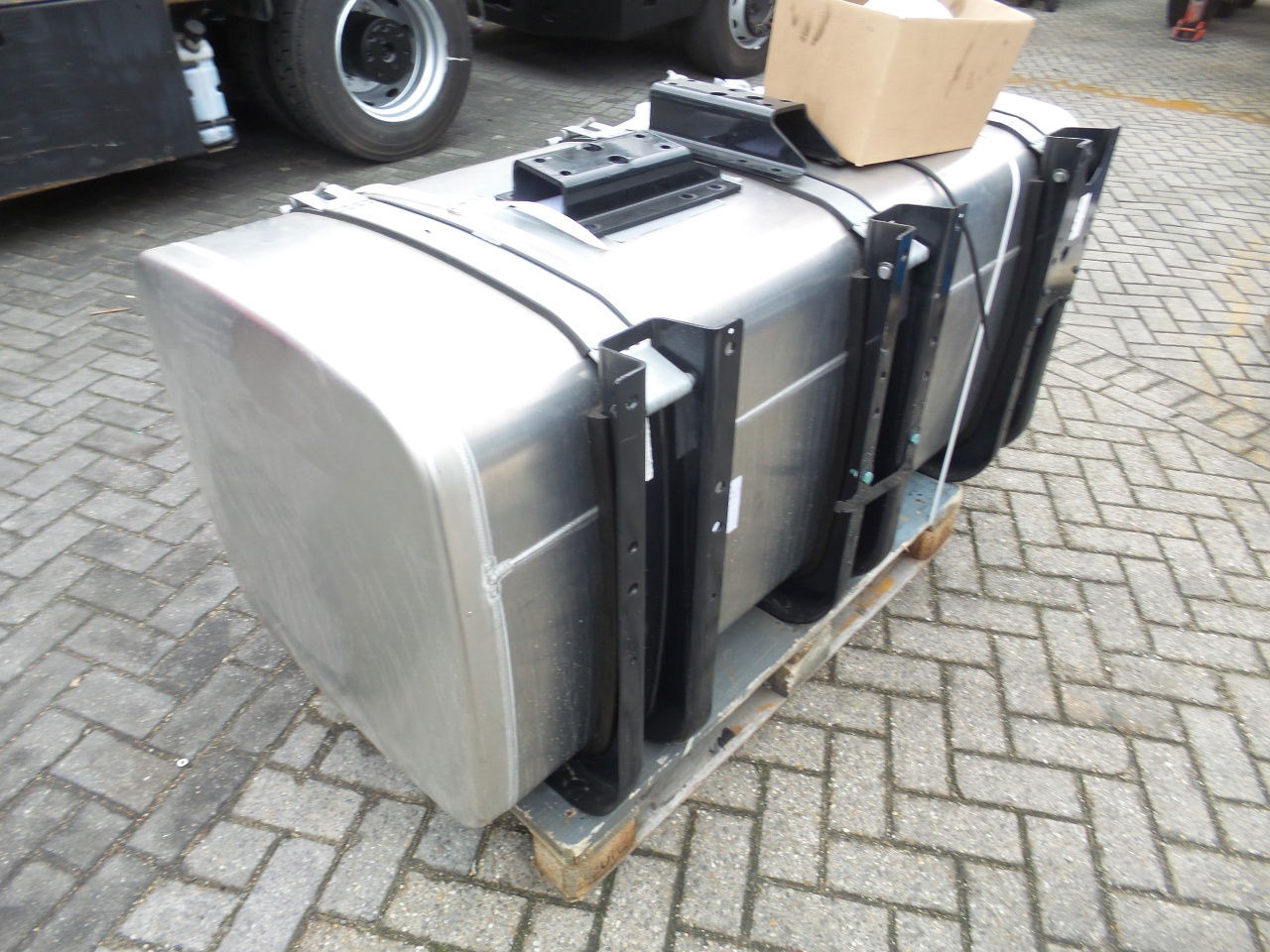 MAN 4 x Man 710 ltr tank orgineel / incl steunen / parts nr 81.12201-6949 160x70 - Kraftstofftank: das Bild 3 MAN 4 x Man 710 ltr tank orgineel / incl steunen / parts nr 81.12201-6949 160x70 - Kraftstofftank: das Bild 3