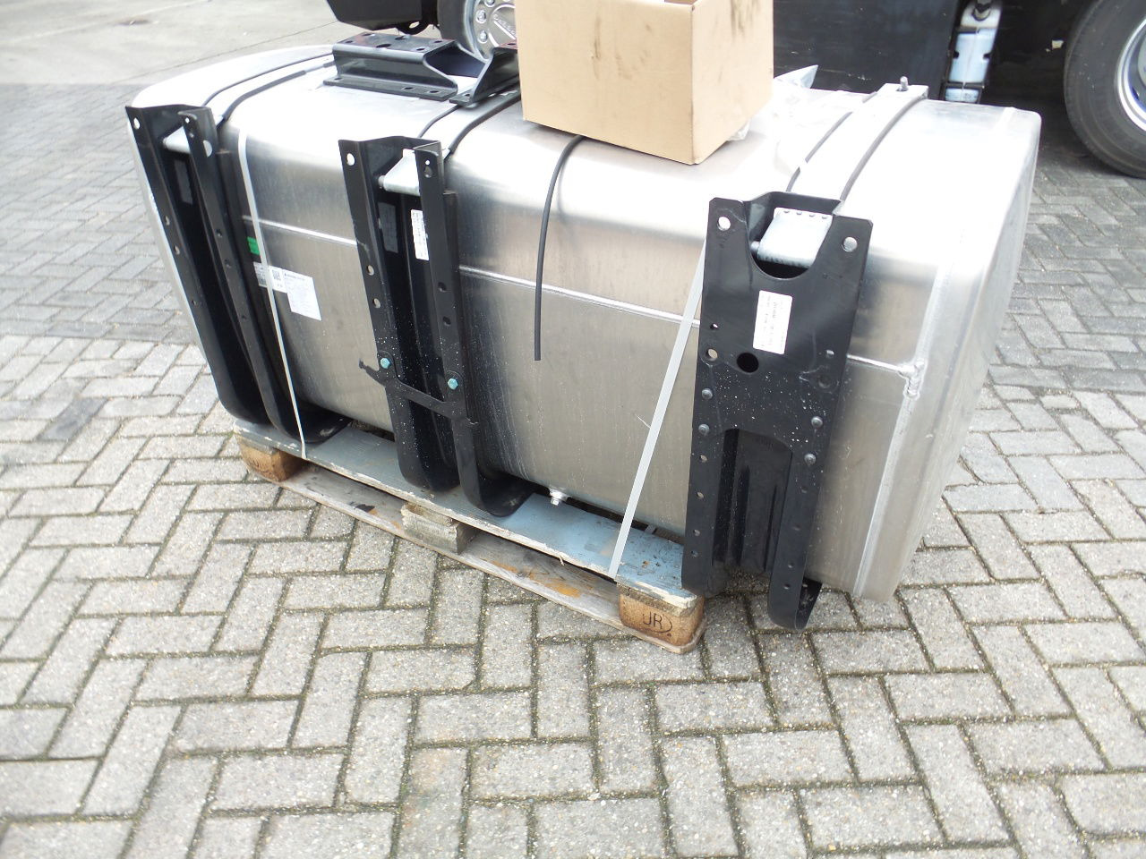 MAN 4 x Man 710 ltr tank orgineel / incl steunen / parts nr 81.12201-6949 160x70 - Kraftstofftank: das Bild 4 MAN 4 x Man 710 ltr tank orgineel / incl steunen / parts nr 81.12201-6949 160x70 - Kraftstofftank: das Bild 4
