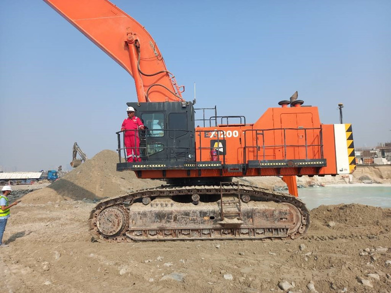Hitachi EX1200-6 Longreach 28m (Abu Dhabi) - Bagger: das Bild 3 Hitachi EX1200-6 Longreach 28m (Abu Dhabi) - Bagger: das Bild 3