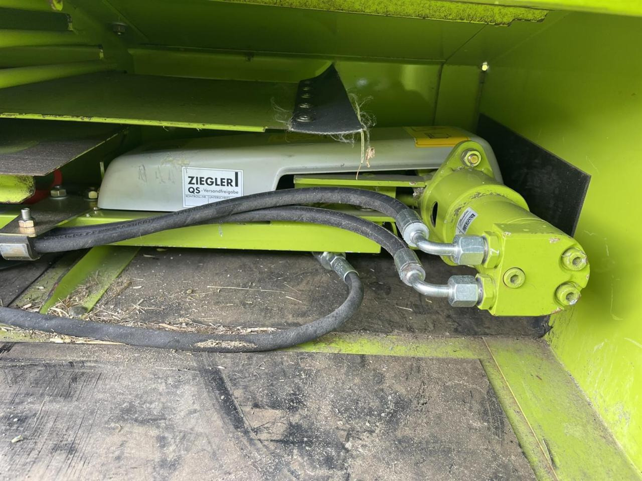 Schneidwerk CLAAS Schneidwerk Claas Vario V1050 mit LED Laserpilot links und rechts, Transportwagen 40 km/h: das Bild 8 Schneidwerk CLAAS Schneidwerk Claas Vario V1050 mit LED Laserpilot links und rechts, Transportwagen 40 km/h: das Bild 8