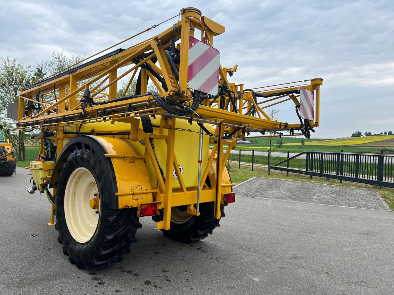 Dubex Vector 27m 3200 Liter Spritze, Baujahr 2002 - Anhängespritze: das Bild 3 Dubex Vector 27m 3200 Liter Spritze, Baujahr 2002 - Anhängespritze: das Bild 3