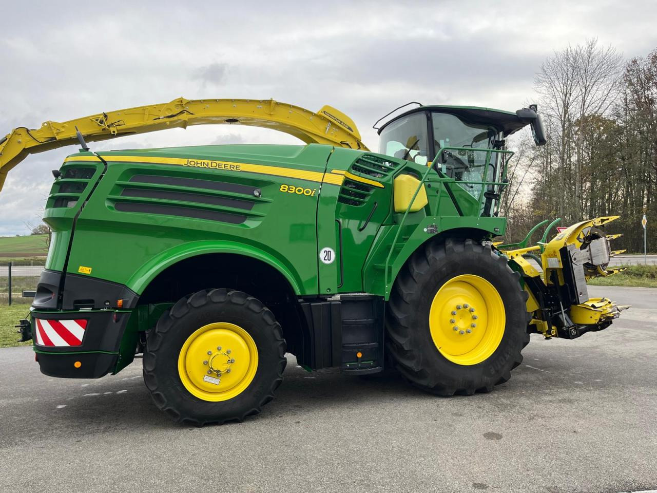 John Deere 8300i Feldhäcksler, Harvestlap, Pickup, Kemper, erst 910 Betriebsstunden, Baujahr 2018 - Feldhäcksler: das Bild 5 John Deere 8300i Feldhäcksler, Harvestlap, Pickup, Kemper, erst 910 Betriebsstunden, Baujahr 2018 - Feldhäcksler: das Bild 5