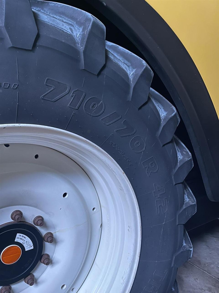 New Holland New Holland CR 9.80 / 710/70R42, Trelleborg und BKT - Schneidwerk: das Bild 2 New Holland New Holland CR 9.80 / 710/70R42, Trelleborg und BKT - Schneidwerk: das Bild 2