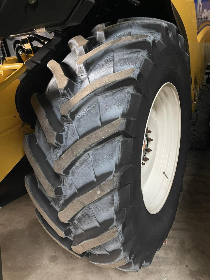 New Holland New Holland CR 9.80 / 710/70R42, Trelleborg und BKT - Schneidwerk: das Bild 4 New Holland New Holland CR 9.80 / 710/70R42, Trelleborg und BKT - Schneidwerk: das Bild 4