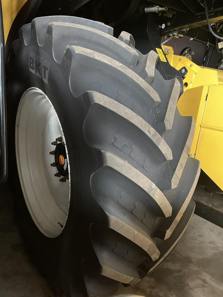 New Holland New Holland CR 9.80 / 710/70R42, Trelleborg und BKT - Schneidwerk: das Bild 5 New Holland New Holland CR 9.80 / 710/70R42, Trelleborg und BKT - Schneidwerk: das Bild 5