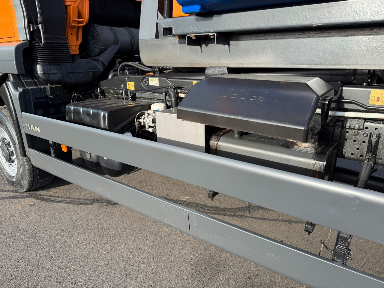 MAN TGA 18.360 4x4 Winterdienst Meiller Abroller - Abrollkipper: das Bild 4 MAN TGA 18.360 4x4 Winterdienst Meiller Abroller - Abrollkipper: das Bild 4