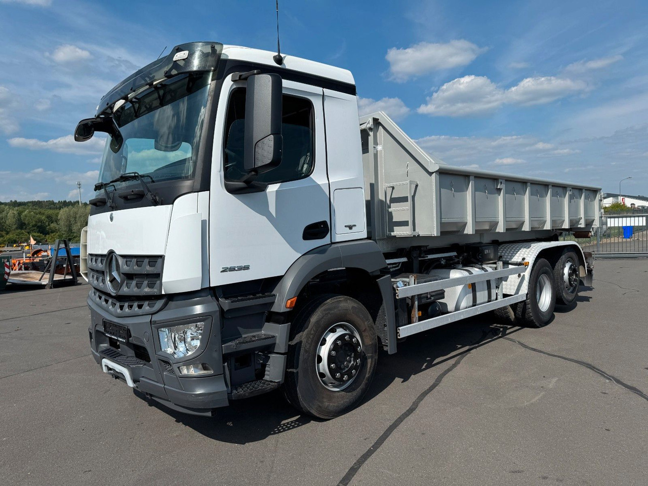 Mercedes-Benz Arocs 2535 6x2 Hiab XR 21S59 + Kranhydraulik - Abrollkipper: das Bild 1 Mercedes-Benz Arocs 2535 6x2 Hiab XR 21S59 + Kranhydraulik - Abrollkipper: das Bild 1