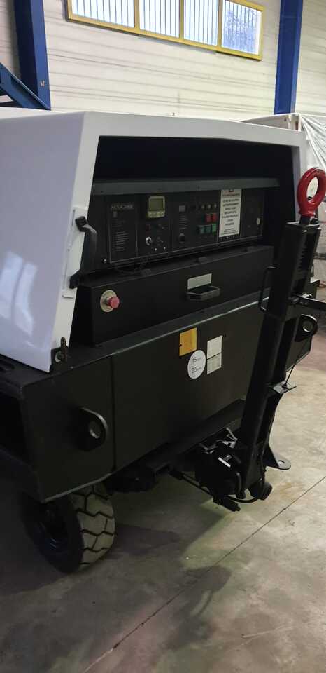 Houchin GPU C690 90KvA+28DC - Bodenstromaggregat: das Bild 3 Houchin GPU C690 90KvA+28DC - Bodenstromaggregat: das Bild 3