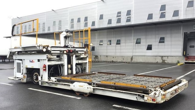 Lower Deck Loader FMC Commander 15 Wide - Flugzeuglader: das Bild 3 Lower Deck Loader FMC Commander 15 Wide - Flugzeuglader: das Bild 3