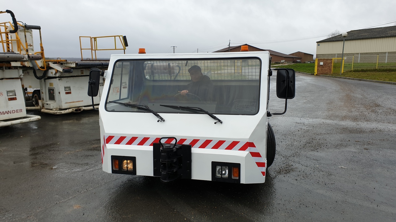 SOVAM K100 - Flugzeugschlepper: das Bild 4 SOVAM K100 - Flugzeugschlepper: das Bild 4