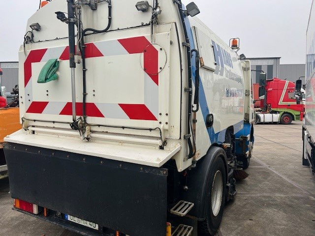 DAF 65 FA65.180 CF - Kehrmaschine: das Bild 2 DAF 65 FA65.180 CF - Kehrmaschine: das Bild 2