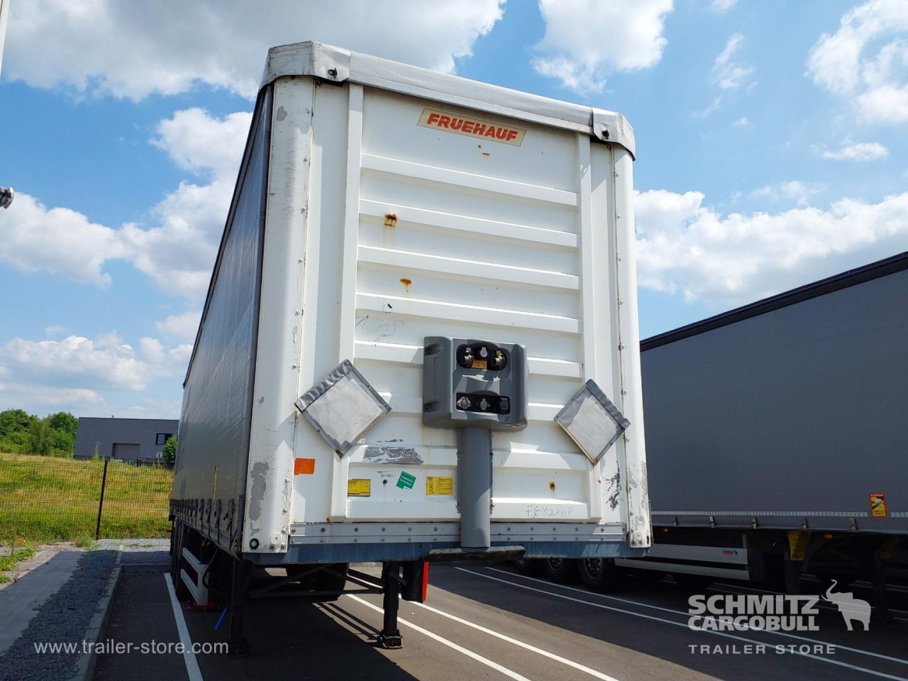 FRUEHAUF Curtainsider Standard Taillift - Planenauflieger: das Bild 1 FRUEHAUF Curtainsider Standard Taillift - Planenauflieger: das Bild 1
