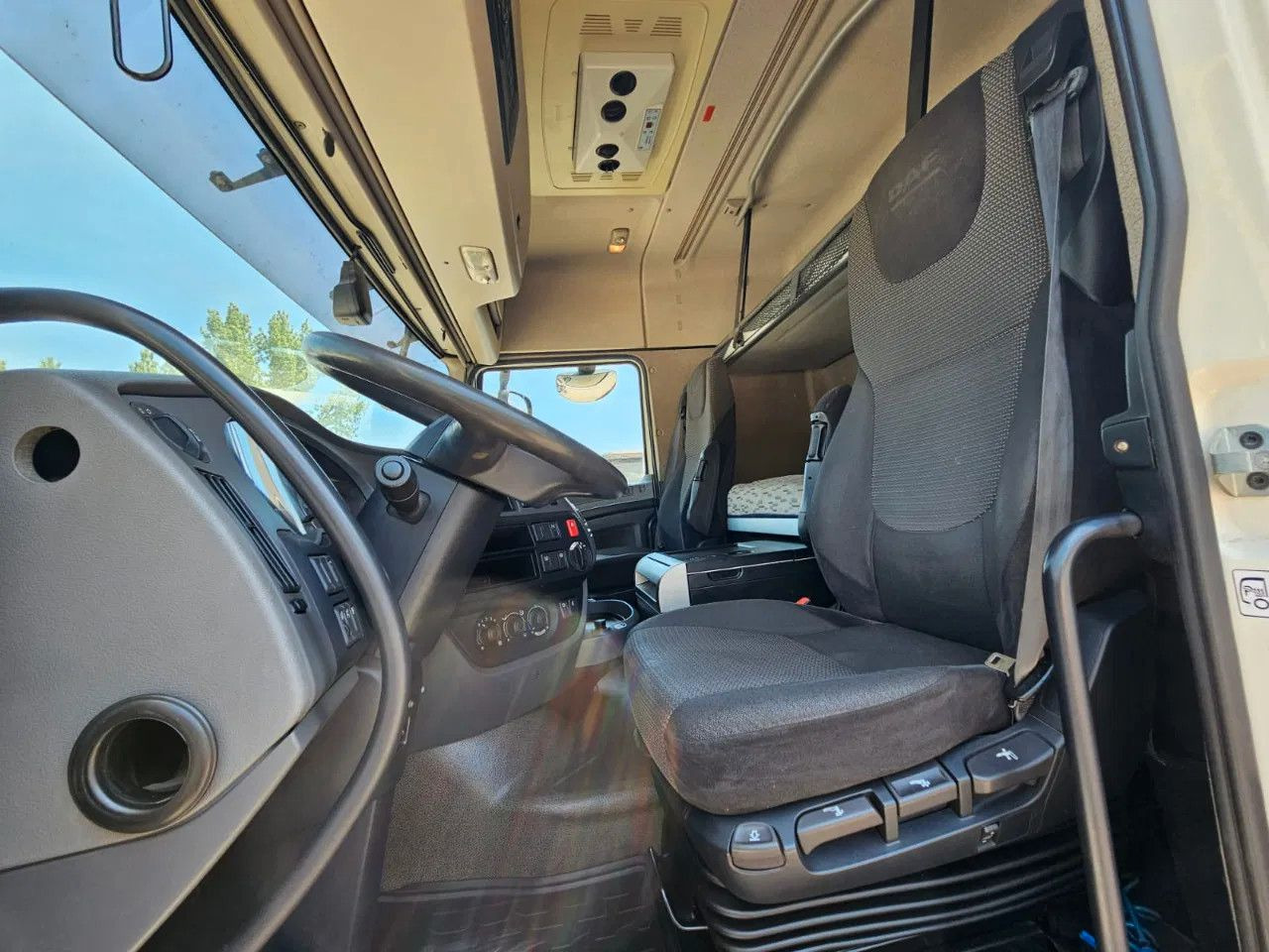 DAF XF 460 Space Cab Standklima 2 units - Sattelzugmaschine: das Bild 5 DAF XF 460 Space Cab Standklima 2 units - Sattelzugmaschine: das Bild 5