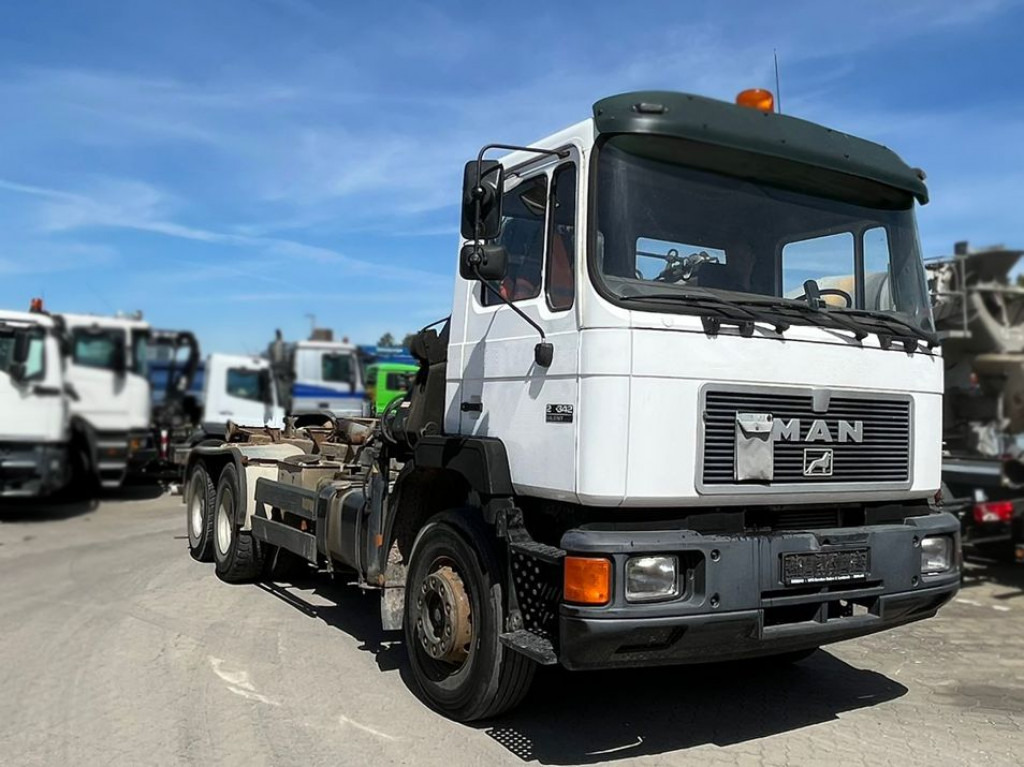 MAN MAN F2000 Abrollkipper mit Kran 27.342 6x4 - Abrollkipper, Autokran: das Bild 2 MAN MAN F2000 Abrollkipper mit Kran 27.342 6x4 - Abrollkipper, Autokran: das Bild 2