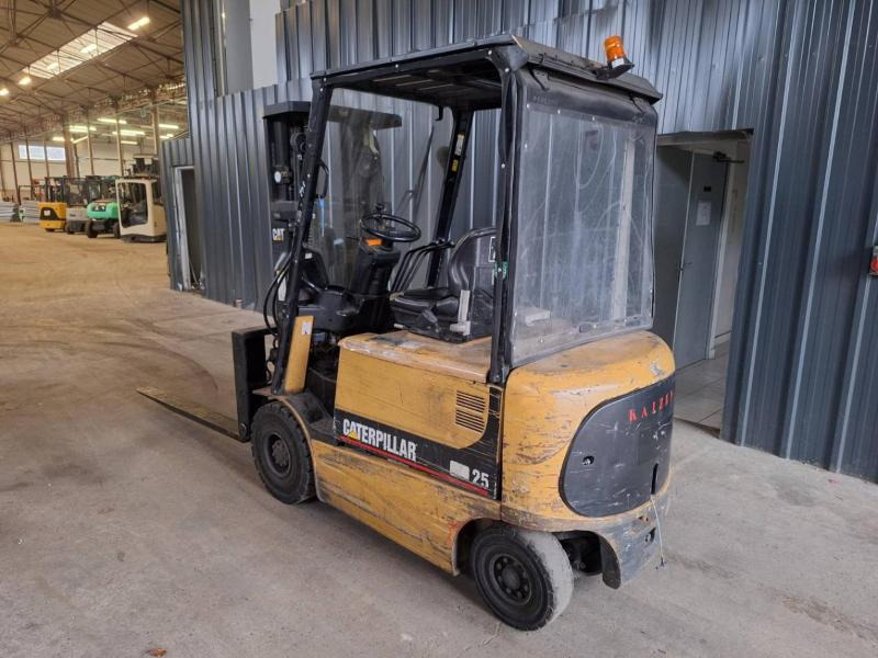 Caterpillar EP25K - Elektrostapler: das Bild 2 Caterpillar EP25K - Elektrostapler: das Bild 2