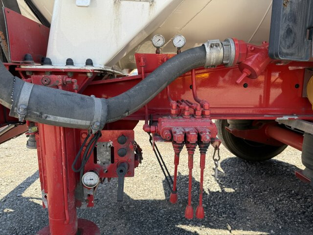 Feldbinder KIP 60.3 Silo 60.000 L 3 Achse ADR - Siloauflieger: das Bild 2 Feldbinder KIP 60.3 Silo 60.000 L 3 Achse ADR - Siloauflieger: das Bild 2