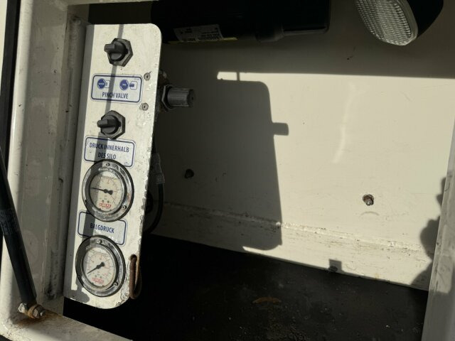 Feldbinder O.ME.P.S Silo Auflieger 27 m³ - Asche, Gülle - Siloauflieger: das Bild 2 Feldbinder O.ME.P.S Silo Auflieger 27 m³ - Asche, Gülle - Siloauflieger: das Bild 2