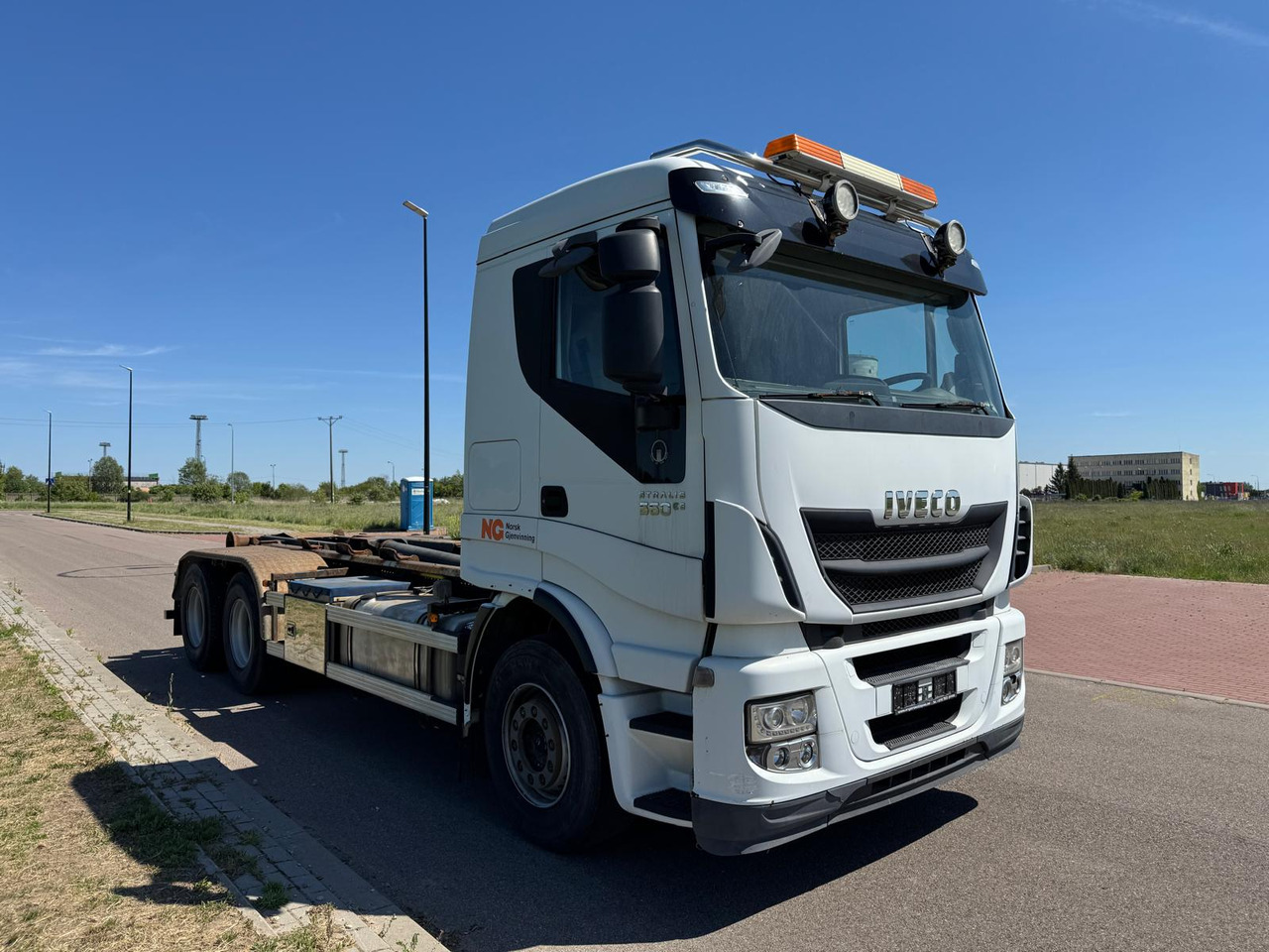IVECO STRALIS 560 - Abrollkipper, Autokran: das Bild 1 IVECO STRALIS 560 - Abrollkipper, Autokran: das Bild 1
