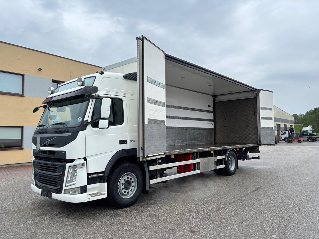 VOLVO FM330 - Koffer LKW: das Bild 4 VOLVO FM330 - Koffer LKW: das Bild 4