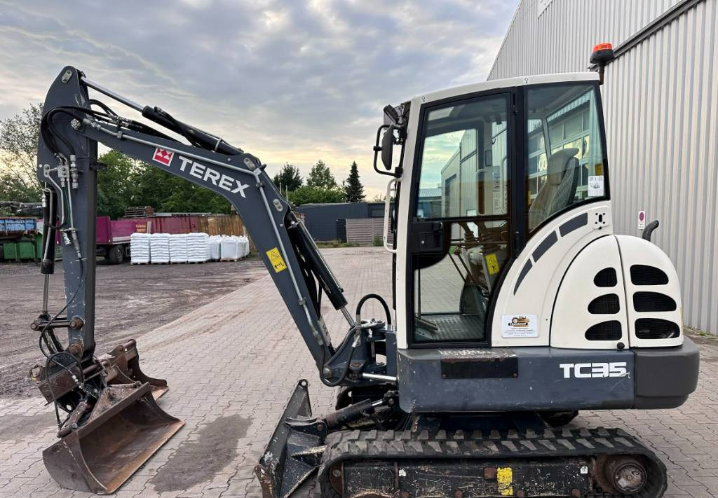 Terex TC 35 mit 3 Löffel - Minibagger: das Bild 1 Terex TC 35 mit 3 Löffel - Minibagger: das Bild 1
