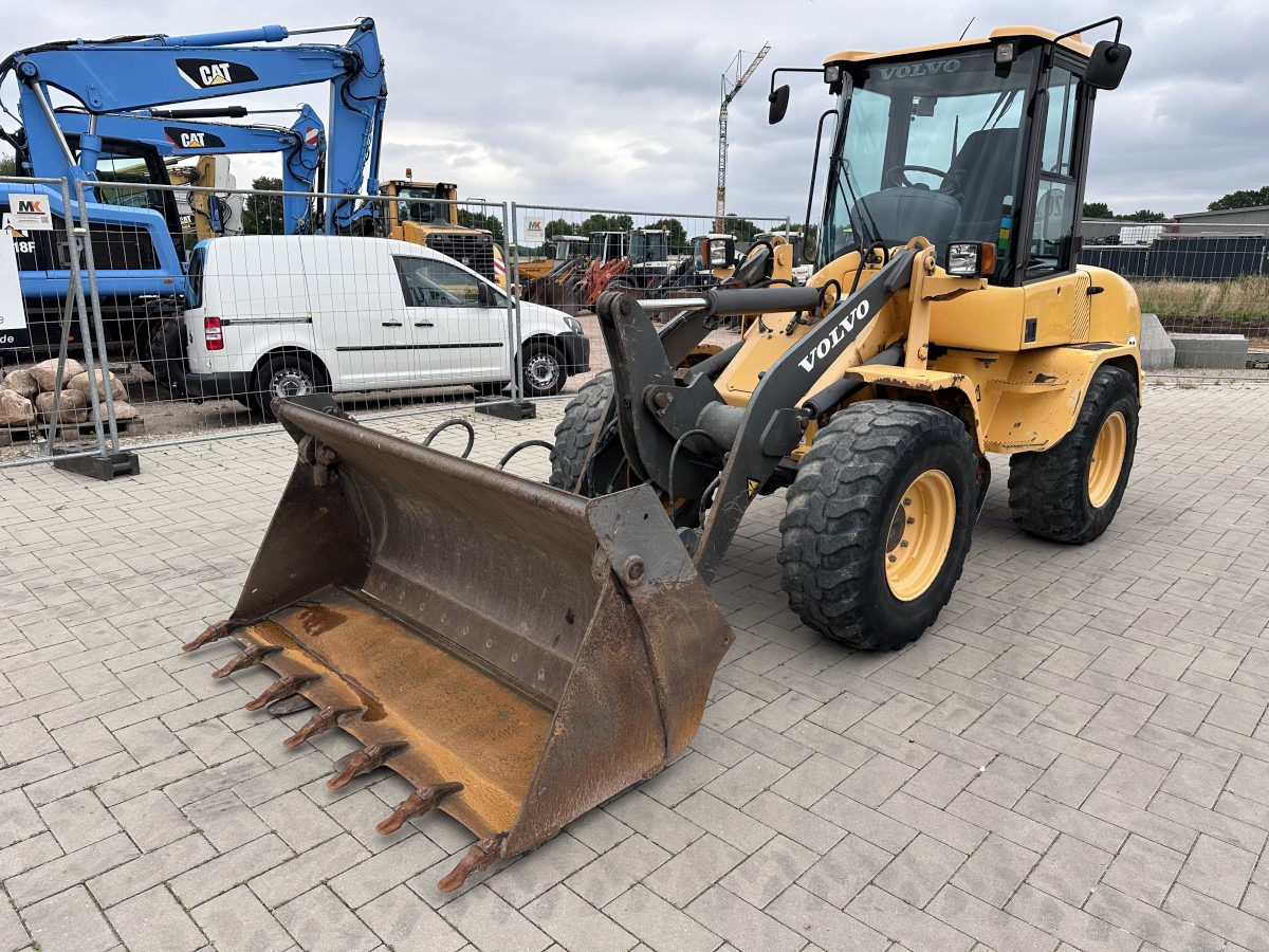 VOLVO L 30 B PRO 3er Kreis Klappschaufel+Palettengabel - Radlader: das Bild 3 VOLVO L 30 B PRO 3er Kreis Klappschaufel+Palettengabel - Radlader: das Bild 3