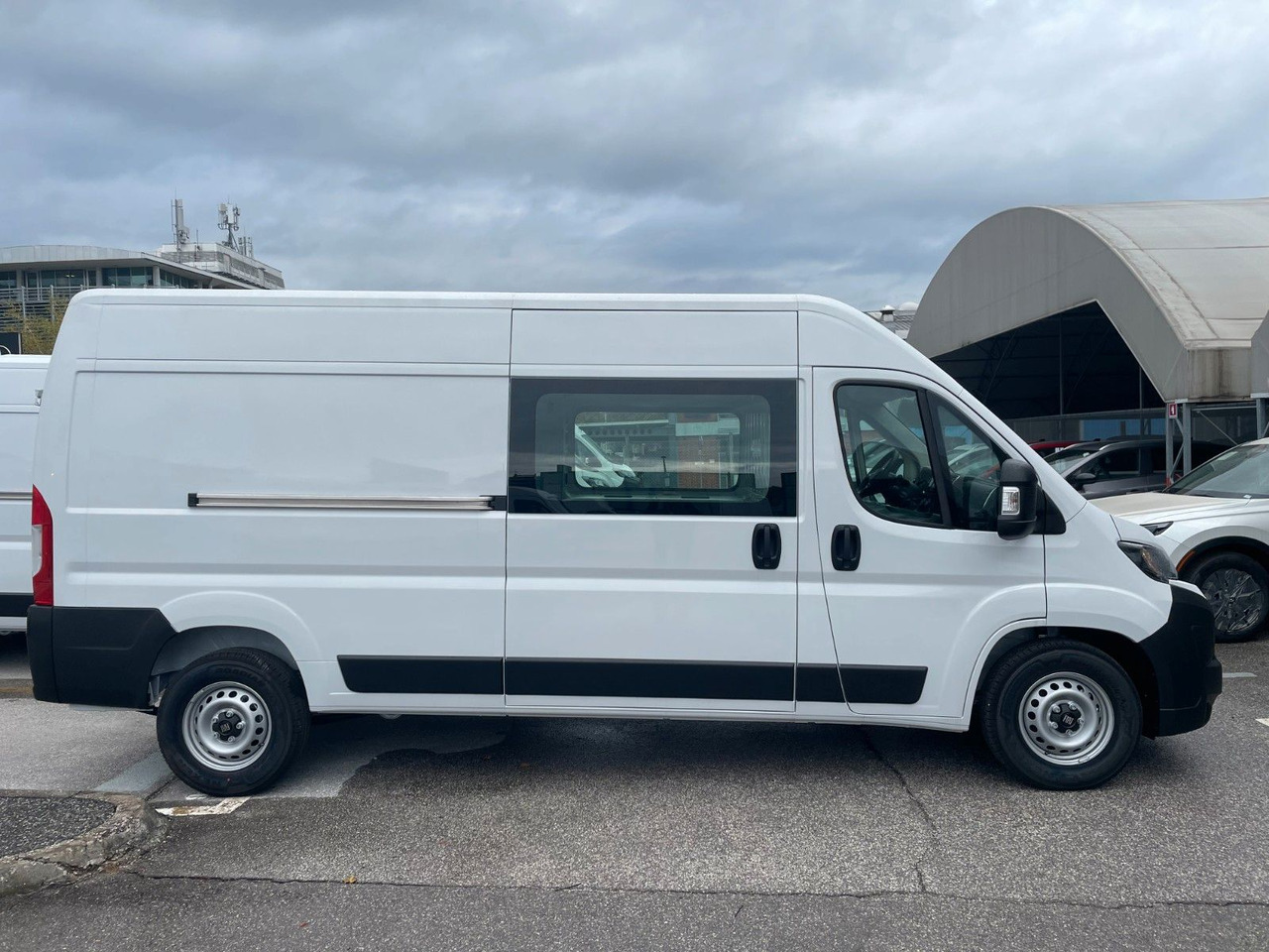 Fiat Ducato 35H L3H2 180 Teilverglast KaWa 2025 - Kastenwagen: das Bild 4 Fiat Ducato 35H L3H2 180 Teilverglast KaWa 2025 - Kastenwagen: das Bild 4