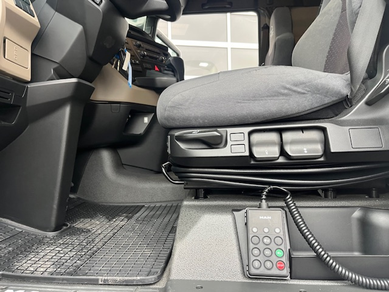MAN TGX 18.470 4x2 BLS Euro6 Retarder Klima Luftfeder - Sattelzugmaschine: das Bild 5 MAN TGX 18.470 4x2 BLS Euro6 Retarder Klima Luftfeder - Sattelzugmaschine: das Bild 5