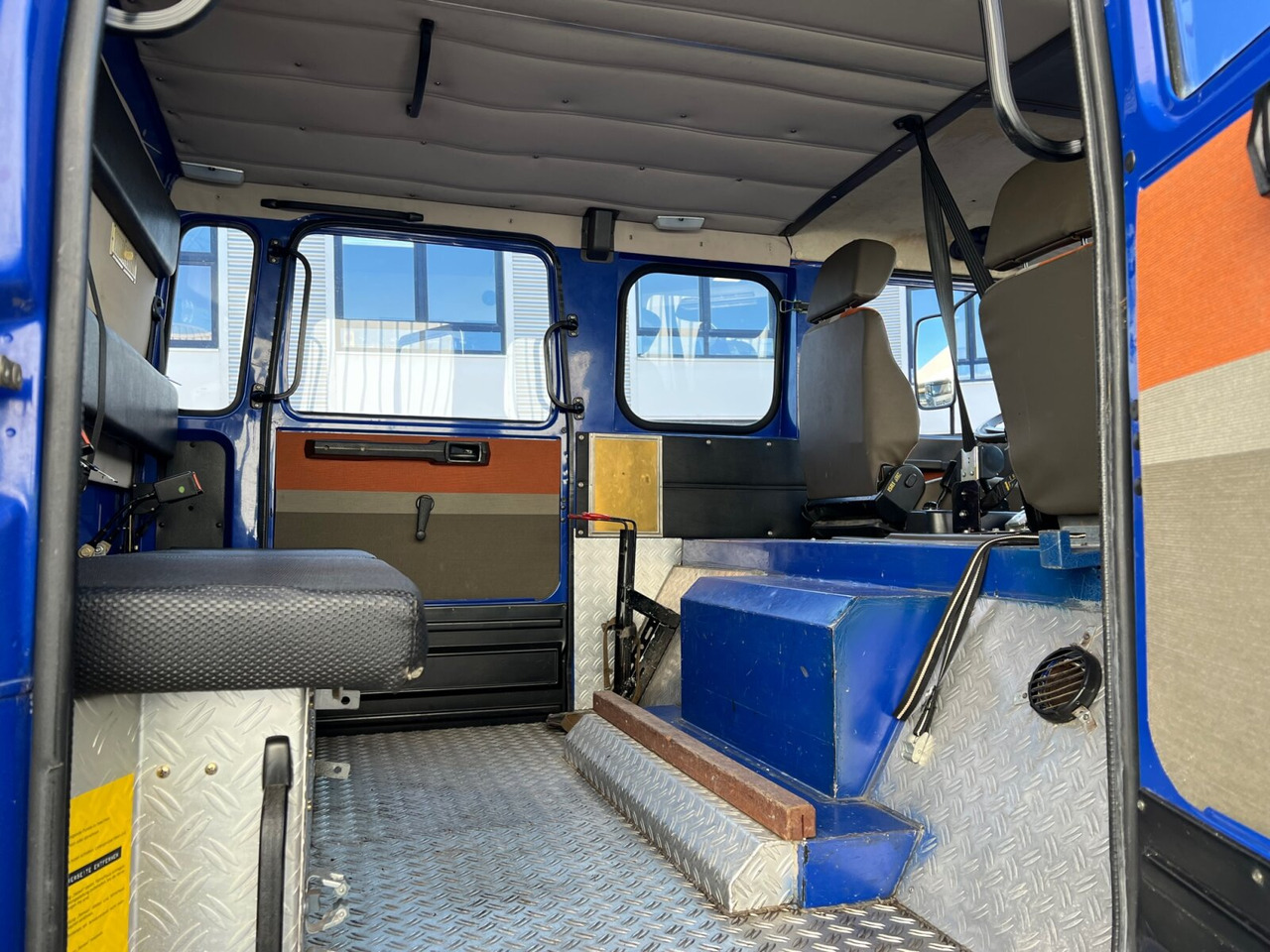 120-23 AW 4x4 Doka 120-23 AW 4x4 Doka, V8-Motor, Mannschaftswagen 16 Sitze, Seilwinde - Feuerwehrfahrzeug: das Bild 4 120-23 AW 4x4 Doka 120-23 AW 4x4 Doka, V8-Motor, Mannschaftswagen 16 Sitze, Seilwinde - Feuerwehrfahrzeug: das Bild 4