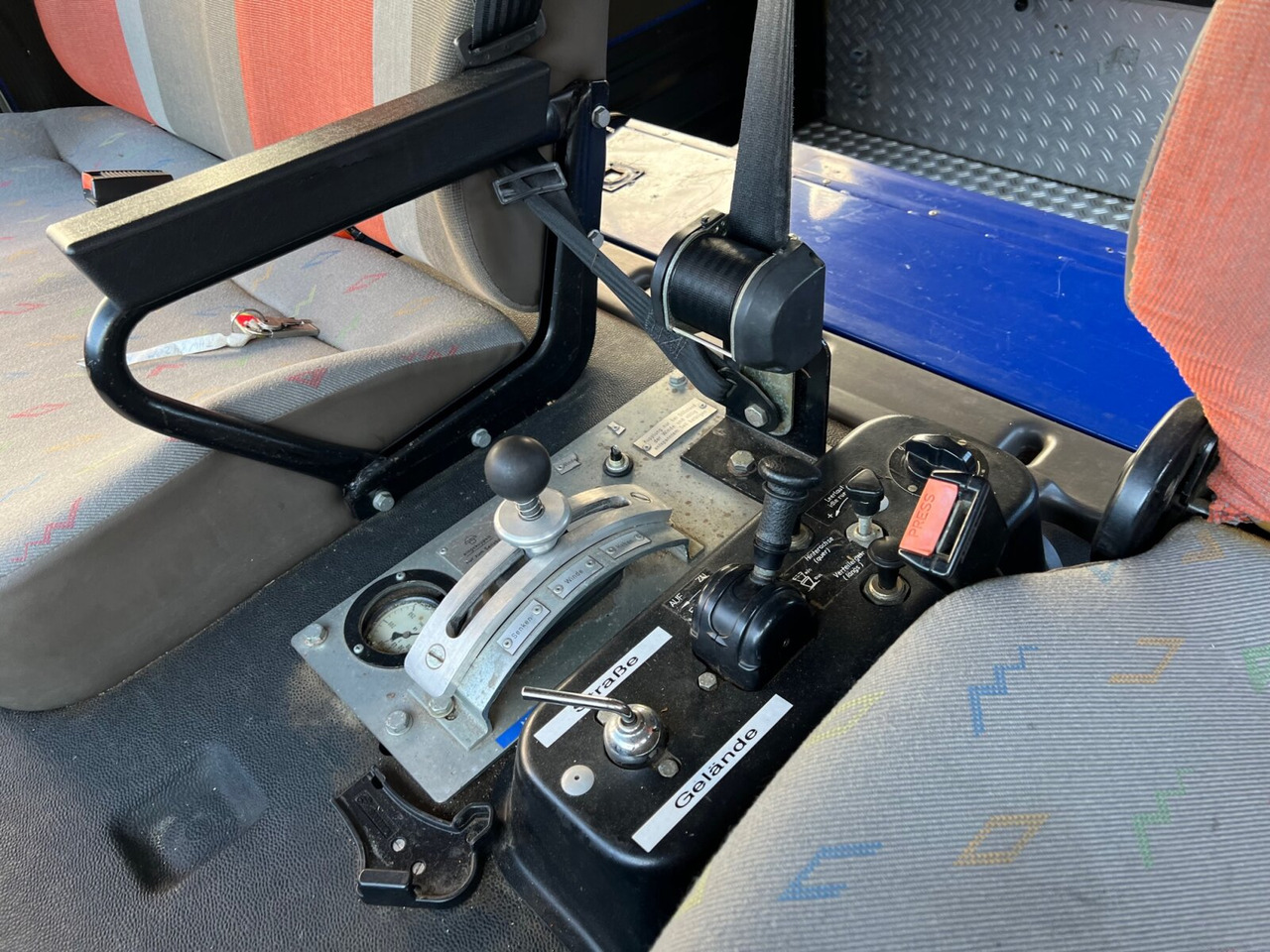 120-23 AW 4x4 Doka 120-23 AW 4x4 Doka, V8-Motor, Mannschaftswagen 16 Sitze, Seilwinde - Feuerwehrfahrzeug: das Bild 3 120-23 AW 4x4 Doka 120-23 AW 4x4 Doka, V8-Motor, Mannschaftswagen 16 Sitze, Seilwinde - Feuerwehrfahrzeug: das Bild 3