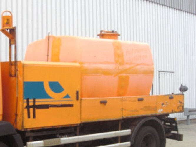 DA22, 5.000 ltr. Tank mit Pumpe Spülaufbau DA22, 5.000 ltr. Tank mit Pumpe - Lagertank: das Bild 1 DA22, 5.000 ltr. Tank mit Pumpe Spülaufbau DA22, 5.000 ltr. Tank mit Pumpe - Lagertank: das Bild 1