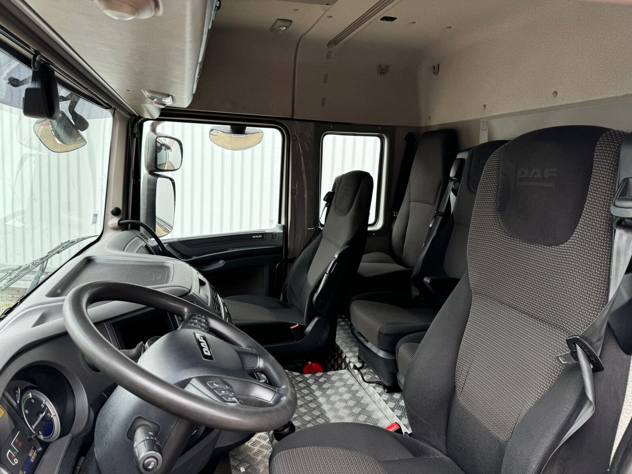 DAF XF 410 FA 4x2 XF 410 FA 4x2, Fahrschule, 2x AHK, 6 Sitze - Pritsche LKW: das Bild 3 DAF XF 410 FA 4x2 XF 410 FA 4x2, Fahrschule, 2x AHK, 6 Sitze - Pritsche LKW: das Bild 3