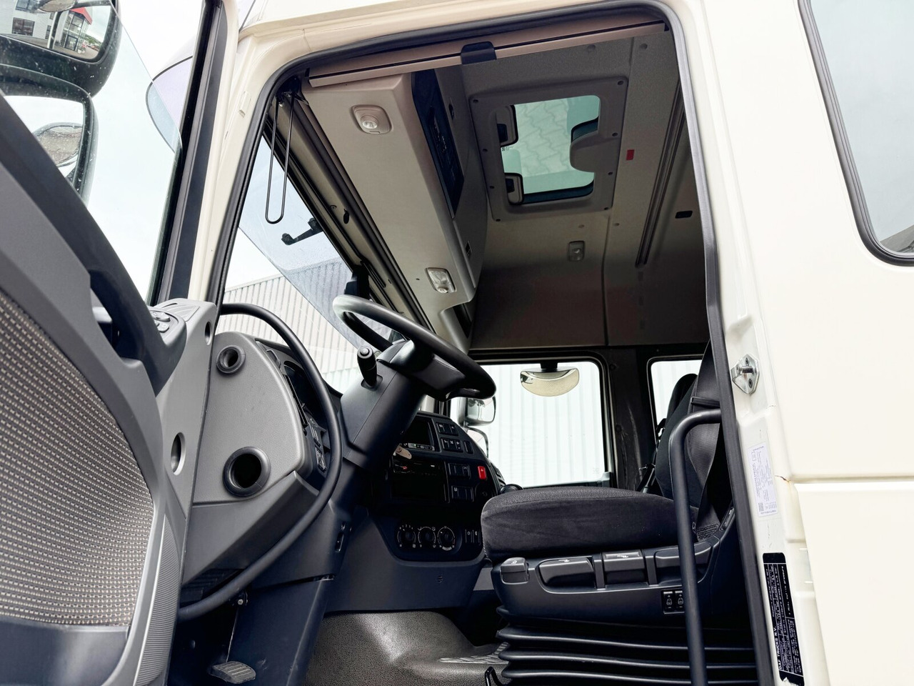 DAF XF 410 FA 4x2 XF 410 FA 4x2, Fahrschule, 2x AHK, 6 Sitze - Pritsche LKW: das Bild 2 DAF XF 410 FA 4x2 XF 410 FA 4x2, Fahrschule, 2x AHK, 6 Sitze - Pritsche LKW: das Bild 2