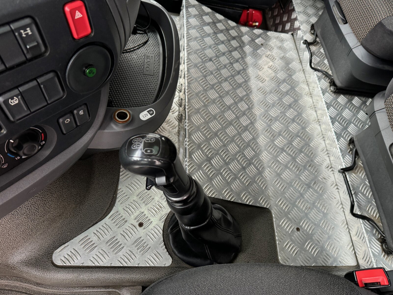 DAF XF 410 FA 4x2 XF 410 FA 4x2, Fahrschule, 2x AHK, 6 Sitze - Pritsche LKW: das Bild 5 DAF XF 410 FA 4x2 XF 410 FA 4x2, Fahrschule, 2x AHK, 6 Sitze - Pritsche LKW: das Bild 5