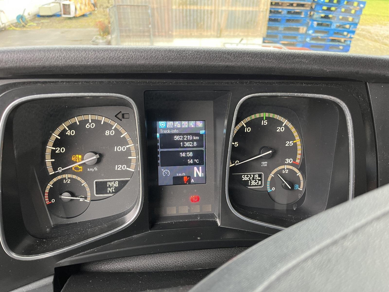 Mercedes-Benz Actros 1832 L 4x2 Actros 1832 L 4x2, Kühlkoffer, 2x Trennwand, Carrier, LBW BÄR - LKW: das Bild 5 Mercedes-Benz Actros 1832 L 4x2 Actros 1832 L 4x2, Kühlkoffer, 2x Trennwand, Carrier, LBW BÄR - LKW: das Bild 5