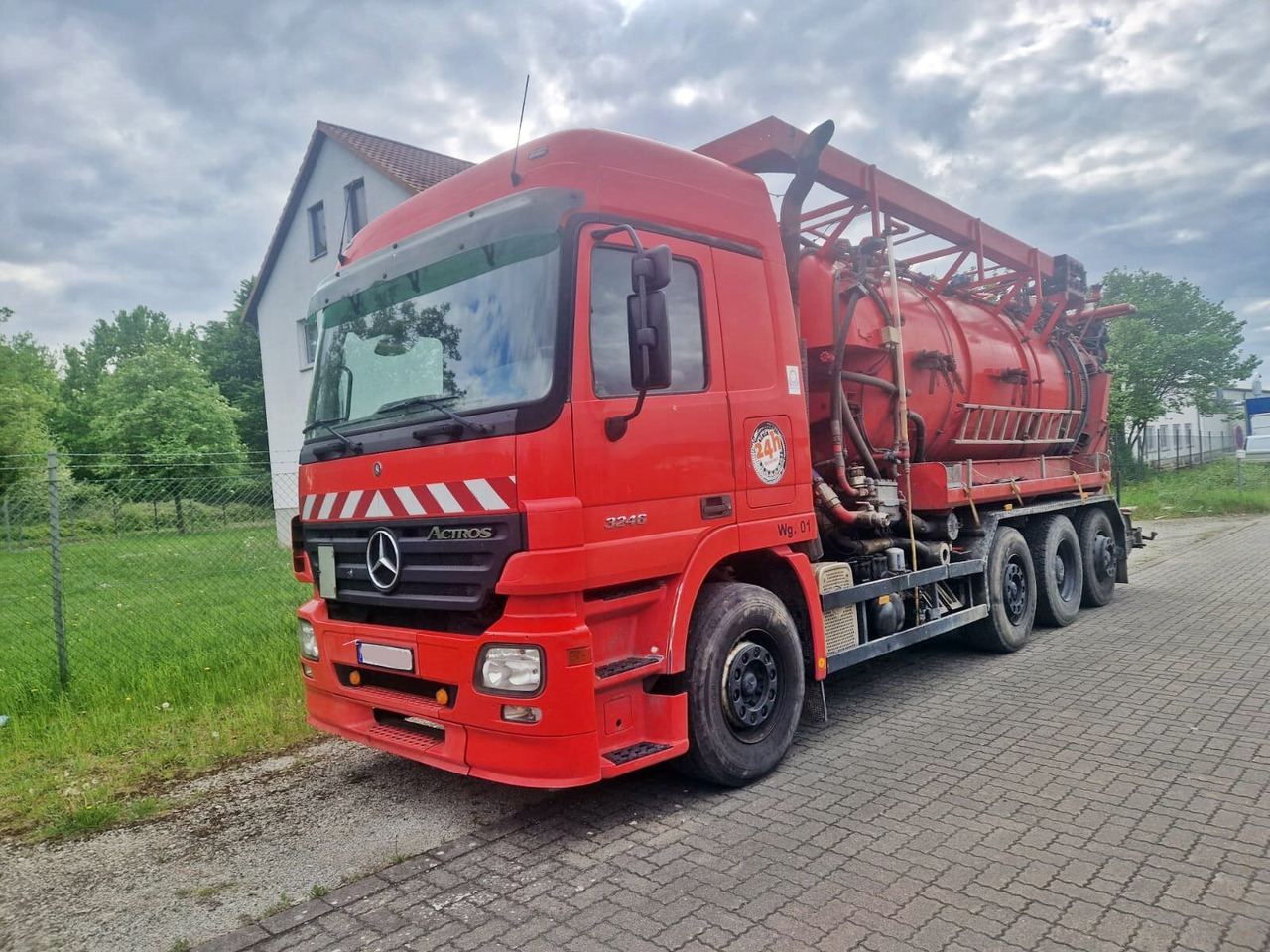 Mercedes-Benz Actros 3246 L 8x2 Actros 3246 L 8x2, Hellmers Saug- und Spülwagen ca. 15m³ - LKW: das Bild 1 Mercedes-Benz Actros 3246 L 8x2 Actros 3246 L 8x2, Hellmers Saug- und Spülwagen ca. 15m³ - LKW: das Bild 1