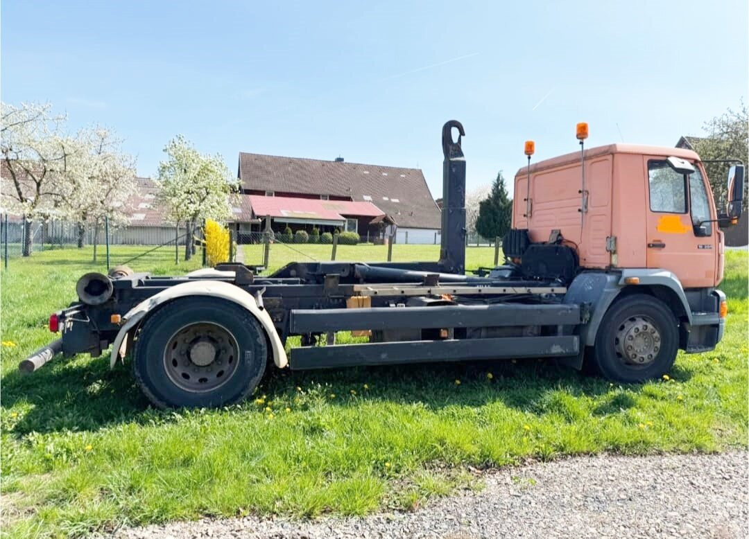 MAN LE 18.280 4x2 LL LE 18.280 4x2 LL, 6-Zylinder, Winterdienstausstattung - Abrollkipper: das Bild 4 MAN LE 18.280 4x2 LL LE 18.280 4x2 LL, 6-Zylinder, Winterdienstausstattung - Abrollkipper: das Bild 4