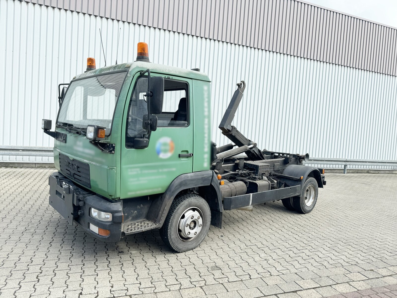 MAN LE 8.150 4x2 BB LE 8.150 4x2 BB, City-Abroller, Winterdienstausstattung - Abrollkipper: das Bild 1 MAN LE 8.150 4x2 BB LE 8.150 4x2 BB, City-Abroller, Winterdienstausstattung - Abrollkipper: das Bild 1