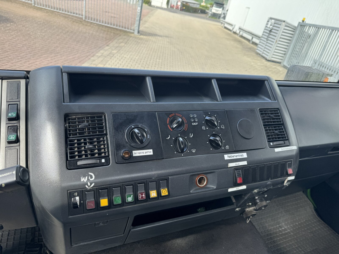 MAN LE 8.150 4x2 BB LE 8.150 4x2 BB, City-Abroller, Winterdienstausstattung - Abrollkipper: das Bild 4 MAN LE 8.150 4x2 BB LE 8.150 4x2 BB, City-Abroller, Winterdienstausstattung - Abrollkipper: das Bild 4