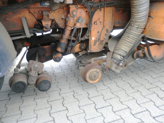 Kehrmaschine MAN M03 14.152 4x2 M03 14.152 4x2, Schienenkehrmaschine: das Bild 8