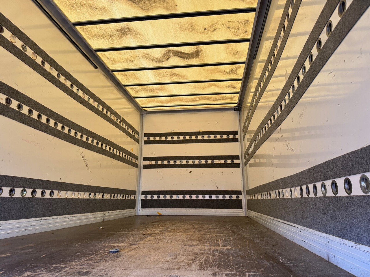 Koffer LKW MAN TGL 8.150 4x2 BL TGL 8.150 4x2 BL, Möbelkoffer mit Rolltor: das Bild 11