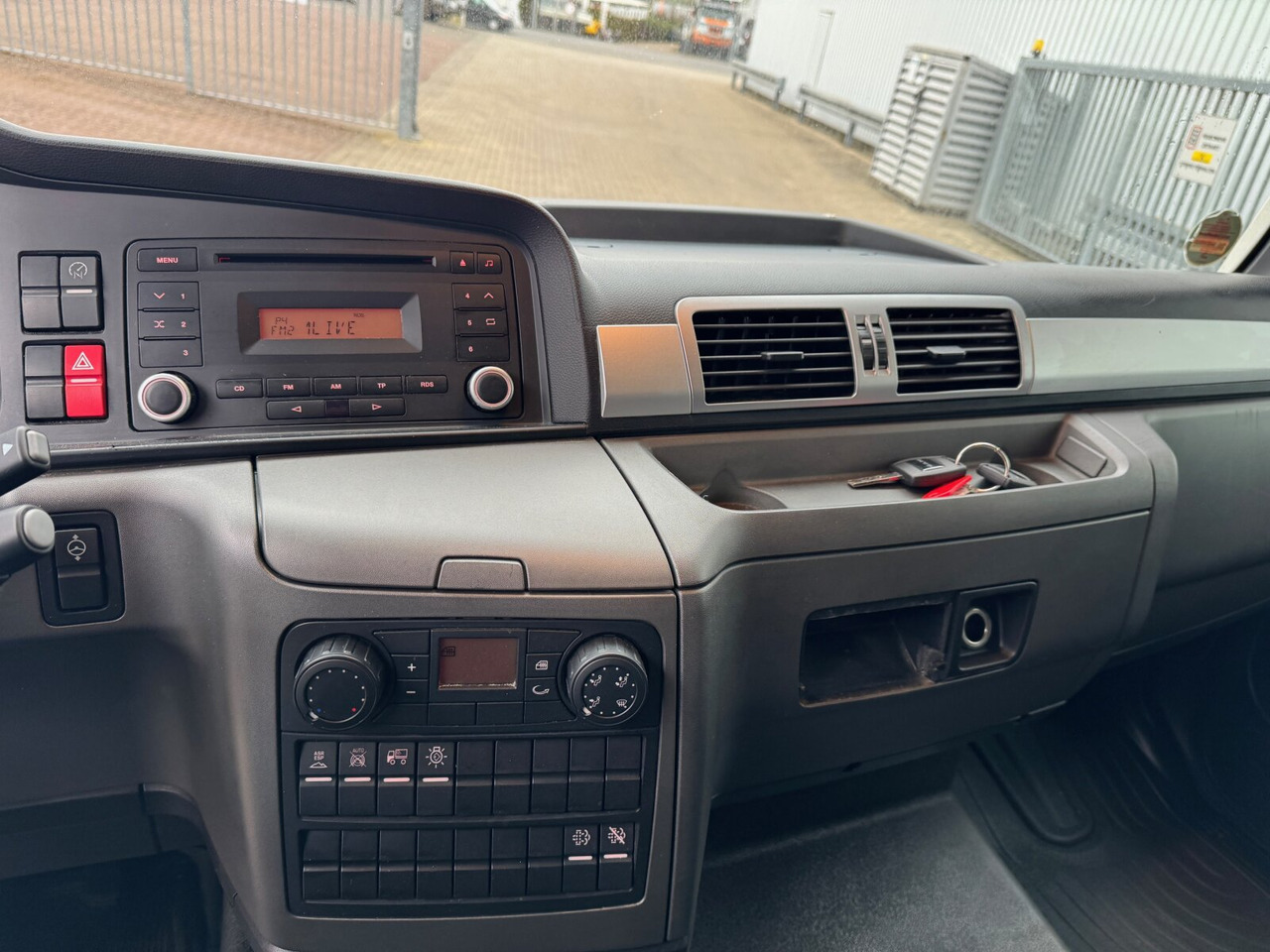 Koffer LKW MAN TGL 8.150 4x2 BL TGL 8.150 4x2 BL, Möbelkoffer mit Rolltor: das Bild 5