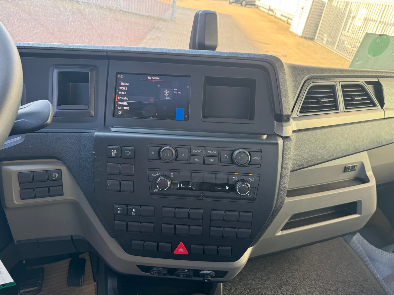 MAN TGL 8.190 4x2 BB CH TGL 8.190 4x2 BB CH, Nebenantrieb, 2x VORHANDEN - Fahrgestell LKW: das Bild 4 MAN TGL 8.190 4x2 BB CH TGL 8.190 4x2 BB CH, Nebenantrieb, 2x VORHANDEN - Fahrgestell LKW: das Bild 4