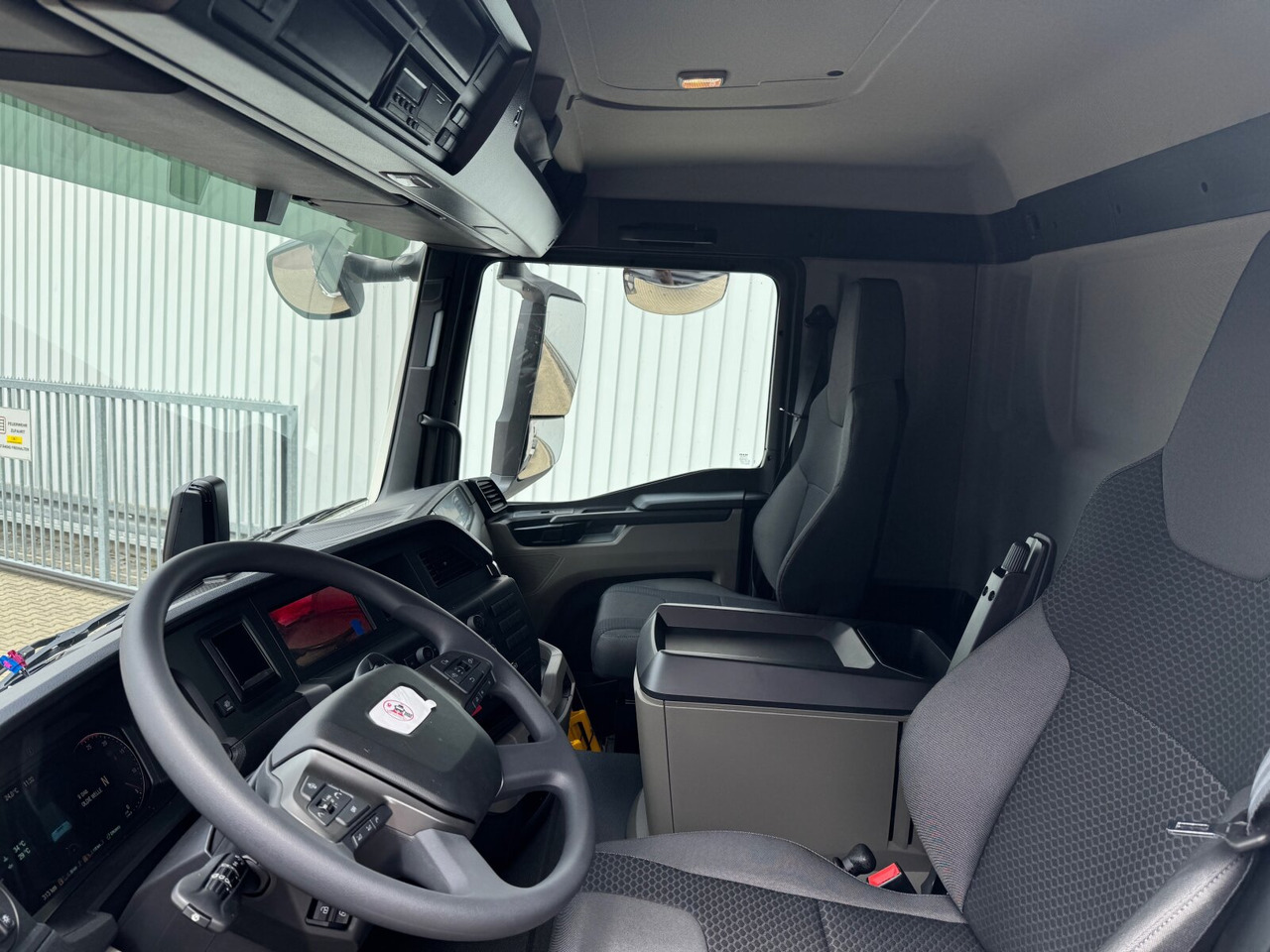 MAN TGS 33.480 6x6 BB CH TGS 33.480 6x6 BB CH, Hohe Bauart, Nebenantrieb - Abrollkipper: das Bild 2 MAN TGS 33.480 6x6 BB CH TGS 33.480 6x6 BB CH, Hohe Bauart, Nebenantrieb - Abrollkipper: das Bild 2